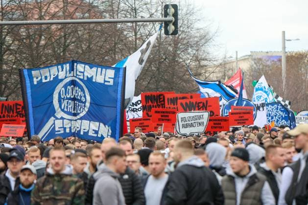 Leipzig - Tausende Ultras demonstrieren gemeinsam: Bundesweite Fan-Demo in Leipzig gestartet, Polizei im Großeinsatz 16.11.2025 ab 11.30 Uhr Leipzig, Stadtgebiet Fotograf: EHL Media Am Sonntagmittag begann in Leipzig eine großangelegte Demonstration zahlreicher Ultra-Gruppierungen aus ganz Deutschland. Hintergrund war ein bundesweiter Aufruf verschiedener Fanszenen, die gegen geplante Sicherheitsverschärfungen der Innenminister protestierten. Auf verschiedenen Plätzen, so unter anderem am Wilhelm-Leuschner-Platz, am Richard-Wagner-Platz, am Friedrich-List-Platz sowie am Völkerschlachtdenkmal, haben sich mehrere Gruppierungen unterschiedlicher Fanlager gesammelt. Zum Protest aufgerufen hatten unter anderem Anhänger aus Stuttgart, München, Dresden, Köln, Berlin und Hamburg. Die Polizei bereitete einen umfangreichen Großeinsatz vor, da auch verfeindete Fanlager erwartet wurden und die Lage als angespannt gilt. Die Teilnehmer wurden von den Organisatoren dazu aufgerufen, in Vereinsfarben zu erscheinen und auf Pyrotechnik sowie Vermummungsgegenstände zu verzichten. Im Stadtgebiet kommt es während des Aufzuges zu Einschränkungen. Leipzig Sachsen Deutschland Copyright: xEHLxMediax 20251116_fandemo-leipzig-4_4