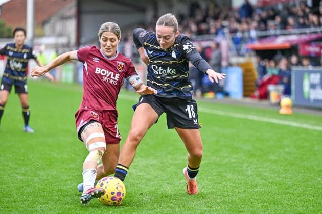 Katrina Gorry (22 West Ham Captain) challenges Ornella Vignola (18 Everton) during the Barclays Women s Super League match between West Ham United and Everton at Chigwell Construction Stadium on November 16, 2025 in Dagenham, England. Copyright: xYaroslavxDunkax xSPPx Sportspressphoto_SPR62450