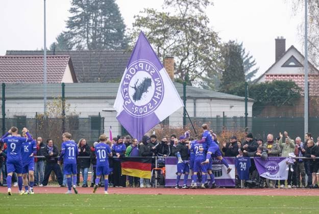 Fußball, Herren, Saison 2025 26, COSY-WASCH Landespokal Berlin (Achtelfinale), BSV Eintracht Mahlsdorf - BFC Dynamo, Fans und Spieler von Mahlsdorf, Jubel nach Tor zum 1:0, 16.11. 2025, Copyright: xMatthiasxKochx