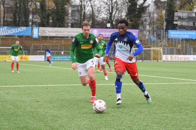 Fußball I Herren I Saison 2025 2026 I Regionalliga Nord I 19. Spieltag I Hamburger SV II U21, U 21 - HSC Hannover I 16.11.2025 Moritz Dittmann ( 5, HSC), Maurice Osei Boakye ( 11, HSV, Torschütze) (Nur zur redaktionellen Nutzung.) Hamburg Stadion Hoheluft, Lokstedter Steindamm 87 Hamburg Deutschland Copyright: xLobeca RobertoxSeidelx