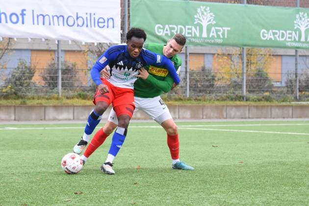 Fußball I Herren I Saison 2025 2026 I Regionalliga Nord I 19. Spieltag I Hamburger SV II U21, U 21 - HSC Hannover I 16.11.2025 Maurice Osei Boakye ( 11, HSV), Fabian Weigel ( 4, HSC) (Nur zur redaktionellen Nutzung.) Hamburg Stadion Hoheluft, Lokstedter Steindamm 87 Hamburg Deutschland Copyright: xLobeca RobertoxSeidelx