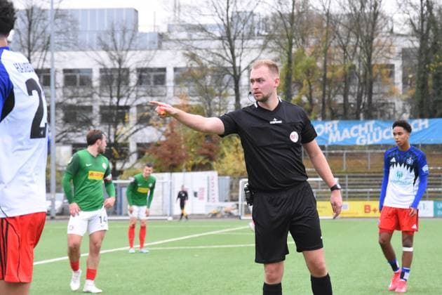 Fußball I Herren I Saison 2025 2026 I Regionalliga Nord I 19. Spieltag I Hamburger SV II U21, U 21 - HSC Hannover I 16.11.2025 Jannik Weinkauf (Schiedsrichter) (Nur zur redaktionellen Nutzung.) Hamburg Stadion Hoheluft, Lokstedter Steindamm 87 Hamburg Deutschland Copyright: xLobeca RobertoxSeidelx