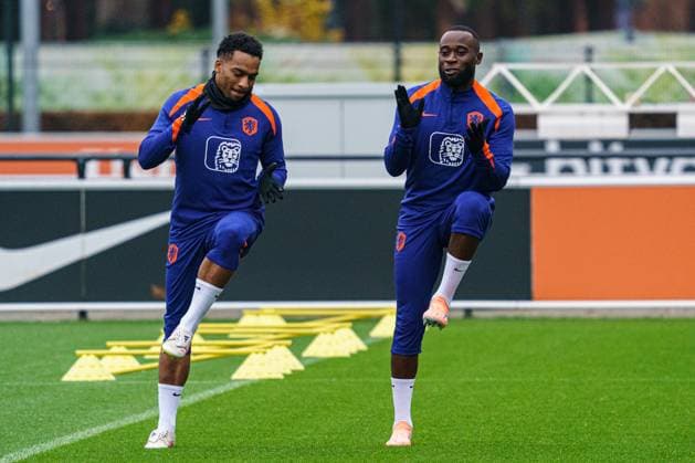 2025-11-16 Training session of the Netherlands national team, Nationalteam ZEIST, NETHERLANDS - NOVEMBER 16: Jurrien Timber of Netherlands, Lutsharel Geertruida of Netherlands doing a warmup during the Training session of the Netherlands national team at KNVB Campus on November 16, 2025 in Zeist, Netherlands. Zeist KNVB Campus Netherlands Content not available for redistribution in The Netherlands directly or indirectly through any third parties. Copyright: xGabrielxCalvinoxAlonsox