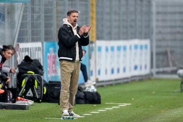 Niko Arnautis (Trainer, Cheftrainer, SGE), gibt Anweisungen, gestikuliert, mit den Armen gestikulieren, Freisteller, Ganzkörper, Einzelbild, Einzelfoto, Aktion, Action, 16.11.2025, Sinsheim (Hoffenheim) (Deutschland), Fussball, DFB-Pokal der Frauen, Achtelfinale, TSG 1899 Hoffenheim - Eintracht Frankfurt, DFB DFL REGULATIONS PROHIBIT ANY USE OF PHOTOGRAPHS AS IMAGE SEQUENCES AND OR QUASI-VIDEO.