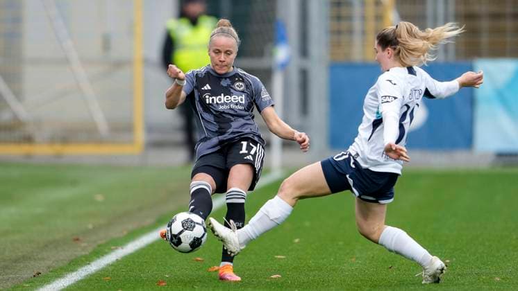 v.li.: Pia-Sophie Wolter (SGE, 17), Nadine Bitzer (TSG, 30), Zweikampf, Spielszene, Duell, duel, tackle, tackling, Dynamik, Action, Aktion, 16.11.2025, Sinsheim (Hoffenheim) (Deutschland), Fussball, DFB-Pokal der Frauen, Achtelfinale, TSG 1899 Hoffenheim - Eintracht Frankfurt, DFB DFL REGULATIONS PROHIBIT ANY USE OF PHOTOGRAPHS AS IMAGE SEQUENCES AND OR QUASI-VIDEO.