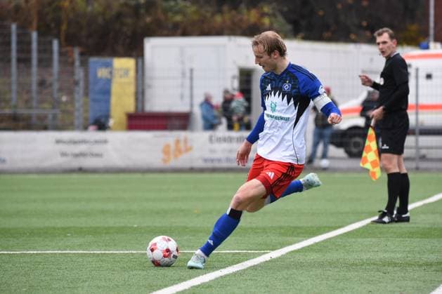Fußball I Herren I Saison 2025 2026 I Regionalliga Nord I 19. Spieltag I Hamburger SV II U21, U 21 - HSC Hannover I 16.11.2025 Lukas Leonard Bornschein ( 4, HSV, Teamkapitän) (Nur zur redaktionellen Nutzung.) Hamburg Stadion Hoheluft, Lokstedter Steindamm 87 Hamburg Deutschland Copyright: xLobeca RobertoxSeidelx