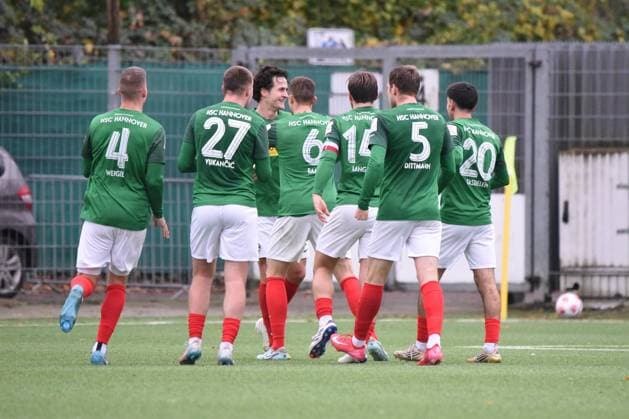 Fußball I Herren I Saison 2025 2026 I Regionalliga Nord I 19. Spieltag I Hamburger SV II U21, U 21 - HSC Hannover I 16.11.2025 Hannoveraner Spieler feiern das Ausgleichstor zum 1:1 von Yannik Pohlmann ( 21, HSC, hinten - sichtbares Gesicht) (Nur zur redaktionellen Nutzung.) Hamburg Stadion Hoheluft, Lokstedter Steindamm 87 Hamburg Deutschland Copyright: xLobeca RobertoxSeidelx