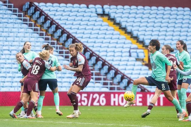 Aston Villa Women v London City Lionnesses Women s Super League 16 11 2025. London City Lionesses midfielder Saki Kumagai (8) tries to control ball during the Women s Super League match between Aston Villa Women and London City Lionnesses at Villa Park, Birmingham, England on 16 November 2025. Editorial use only DataCo restrictions apply See www.football-dataco.com , Copyright: xManjitxNarotrax PSI-23214-0032
