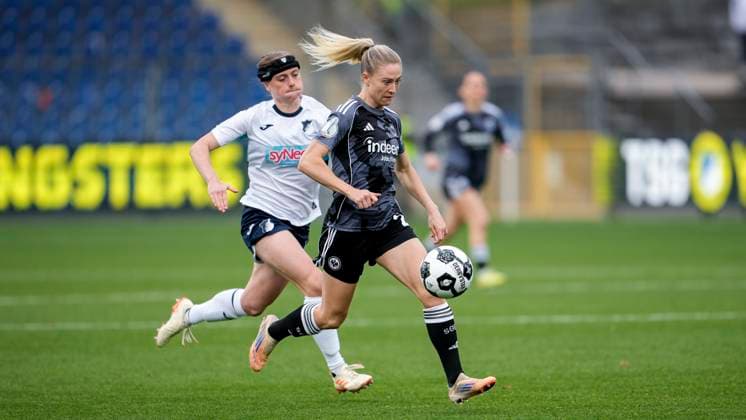 v.li.: Wielle Douma (Wianda Ellen Geertruida Douma, TSG, 13), Rebecka Blomqvist (SGE, 28), Zweikampf, Spielszene, Duell, duel, tackle, tackling, Dynamik, Action, Aktion, 16.11.2025, Sinsheim (Hoffenheim) (Deutschland), Fussball, DFB-Pokal der Frauen, Achtelfinale, TSG 1899 Hoffenheim - Eintracht Frankfurt, DFB DFL REGULATIONS PROHIBIT ANY USE OF PHOTOGRAPHS AS IMAGE SEQUENCES AND OR QUASI-VIDEO.