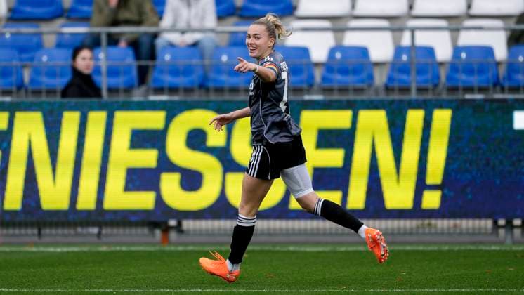 Torschützin Laura Freigang (SGE, 10), jubelt über das Tor zum 0:1, Jubel, jubeln, Torjubel, Torerfolg, celebrate the goal, goal, celebration, jubelt ueber das Tor, Freuen, Freude, freut sich, optimistisch, positiv, Spielszene, Highlight, Freisteller, Ganzkörper, Einzelbild, Einzelfoto, Aktion, Action, 16.11.2025, Sinsheim (Hoffenheim) (Deutschland), Fussball, DFB-Pokal der Frauen, Achtelfinale, TSG 1899 Hoffenheim - Eintracht Frankfurt, DFB DFL REGULATIONS PROHIBIT ANY USE OF PHOTOGRAPHS AS IMAGE SEQUENCES AND OR QUASI-VIDEO.