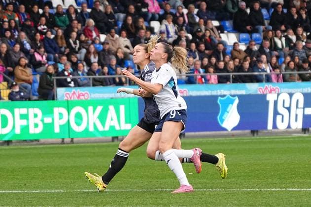 RECORD DATE NOT STATED Jill Janssens (9; TSG Hoffenheim Frauen) im Zweikampf mit Nadine Riesen (22; Eintracht Frankfurt) um den Ball DFB-Pokal der Frauen: TSG Hoffenheim gegen Eintracht Frankfurt, im Dietmar-Hopp Stadion in Hoffenheim. Zweikampf um den Ball