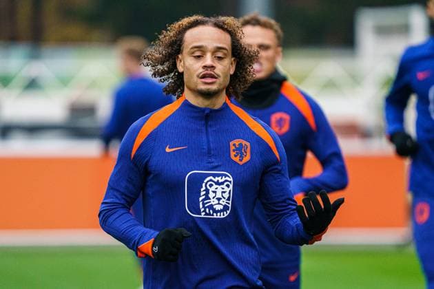 2025-11-16 Training session of the Netherlands national team, Nationalteam ZEIST, NETHERLANDS - NOVEMBER 16: Xavi Simons of Netherlands looks on during the Training session of the Netherlands national team at KNVB Campus on November 16, 2025 in Zeist, Netherlands. Zeist KNVB Campus Netherlands Content not available for redistribution in The Netherlands directly or indirectly through any third parties. Copyright: xGabrielxCalvinoxAlonsox