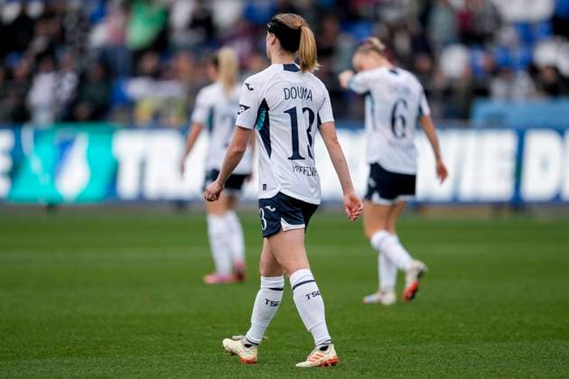v.li.: Wielle Douma (Wianda Ellen Geertruida Douma, TSG, 13), Vanessa Diehm (TSG, 6), Spielerinnen der TSG 1899 Hoffenheim, enttäuscht schauend, Enttäuschung, Frustration, disappointed, pessimistisch, nach dem Gegentor zum 0:1, Action, Aktion, Spielszene, 16.11.2025, Sinsheim (Hoffenheim) (Deutschland), Fussball, DFB-Pokal der Frauen, Achtelfinale, TSG 1899 Hoffenheim - Eintracht Frankfurt, DFB DFL REGULATIONS PROHIBIT ANY USE OF PHOTOGRAPHS AS IMAGE SEQUENCES AND OR QUASI-VIDEO.