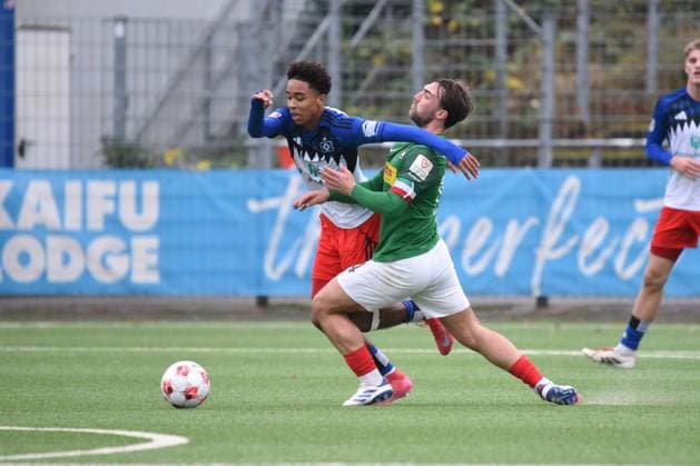Fußball I Herren I Saison 2025 2026 I Regionalliga Nord I 19. Spieltag I Hamburger SV II U21, U 21 - HSC Hannover I 16.11.2025 Arnaud Astel Riedel ( 21, HSV), Marcel Langer ( 14, HSC, Teamkapitän) (Nur zur redaktionellen Nutzung.) Hamburg Stadion Hoheluft, Lokstedter Steindamm 87 Hamburg Deutschland Copyright: xLobeca RobertoxSeidelx