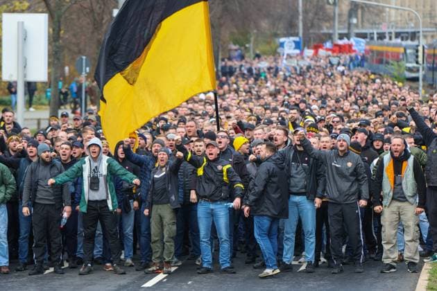 Leipzig - Tausende Ultras demonstrieren gemeinsam: Bundesweite Fan-Demo in Leipzig gestartet, Polizei im Großeinsatz 16.11.2025 ab 11.30 Uhr Leipzig, Stadtgebiet Fotograf: EHL Media Am Sonntagmittag begann in Leipzig eine großangelegte Demonstration zahlreicher Ultra-Gruppierungen aus ganz Deutschland. Hintergrund war ein bundesweiter Aufruf verschiedener Fanszenen, die gegen geplante Sicherheitsverschärfungen der Innenminister protestierten. Auf verschiedenen Plätzen, so unter anderem am Wilhelm-Leuschner-Platz, am Richard-Wagner-Platz, am Friedrich-List-Platz sowie am Völkerschlachtdenkmal, haben sich mehrere Gruppierungen unterschiedlicher Fanlager gesammelt. Zum Protest aufgerufen hatten unter anderem Anhänger aus Stuttgart, München, Dresden, Köln, Berlin und Hamburg. Die Polizei bereitete einen umfangreichen Großeinsatz vor, da auch verfeindete Fanlager erwartet wurden und die Lage als angespannt gilt. Die Teilnehmer wurden von den Organisatoren dazu aufgerufen, in Vereinsfarben zu erscheinen und auf Pyrotechnik sowie Vermummungsgegenstände zu verzichten. Im Stadtgebiet kommt es während des Aufzuges zu Einschränkungen. Leipzig Sachsen Deutschland Copyright: xEHLxMediax 20251116_fandemo-leipzig-5_13