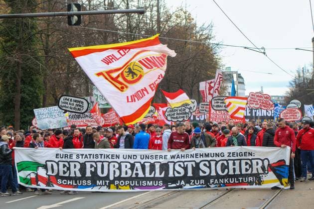Leipzig Rund 8.000 Fußballfans demonstrieren in Leipzig: Polizei spricht von friedlichem Aufzug 16.11.2025 ab 11.30 Uhr Leipzig, Stadtgebiet Fotograf: EHL Media Etwa 8.000 Fans aus 38 Vereinen haben am Sonntag in Leipzig gegen geplante Sicherheitsverschärfungen im Fußball protestiert. Der Demonstrationszug setzte sich am Mittag vom Richard-Wagner-Platz aus in Bewegung und verlief laut Polizei weitgehend friedlich. Viele Teilnehmer kamen in Vereinsfarben, trugen Fahnen und Banner, Verstöße wurden kaum registriert. Die Polizei war mit einem Großaufgebot und Unterstützung aus mehreren Bundesländern im Einsatz, die Bundespolizei sicherte die Anreise am Hauptbahnhof. Anlass für die Demonstration ist das Länderspiel der deutschen Nationalmannschaft am Montag in Leipzig, das zahlreiche Fanszenen als Bühne für ihren Protest nutzten. Leipzig Sachsen Deutschland Copyright: xEHLxMediax 20251116_fandemo-leipzig-6_2