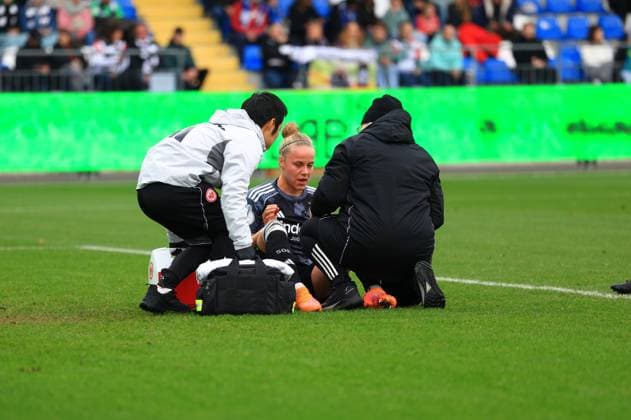RECORD DATE NOT STATED Pia-Sophie Wolter (17; Eintracht Frankfurt) sitzt verletzt auf dem Rasen und wird von medizinischem Personal betreut DFB-Pokal der Frauen: TSG Hoffenheim gegen Eintracht Frankfurt, im Dietmar-Hopp Stadion in Hoffenheim. Verletzung und Behandlung
