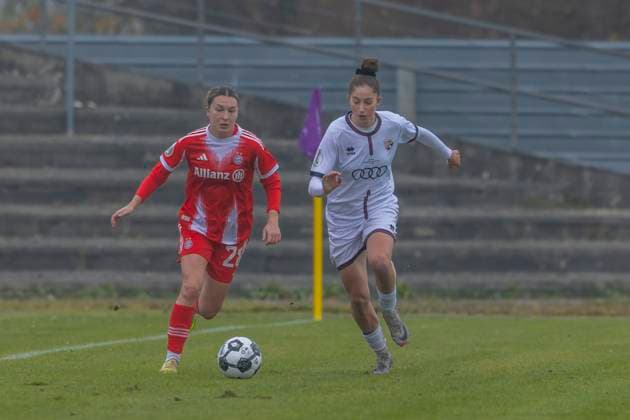 Ingolstadt, Deutschland 16. November 2025: DFB Pokal Frauen - 1 8 Finale - 2025 2026 - FC Ingolstadt 04 vs. FC Bayern München Im Bild: v. li. im Zweikampf Barbara Dunst (FCB) und Emma Kusch (FCI) ESV Stadion Bayern Copyright: xFotostandx xSchäferx