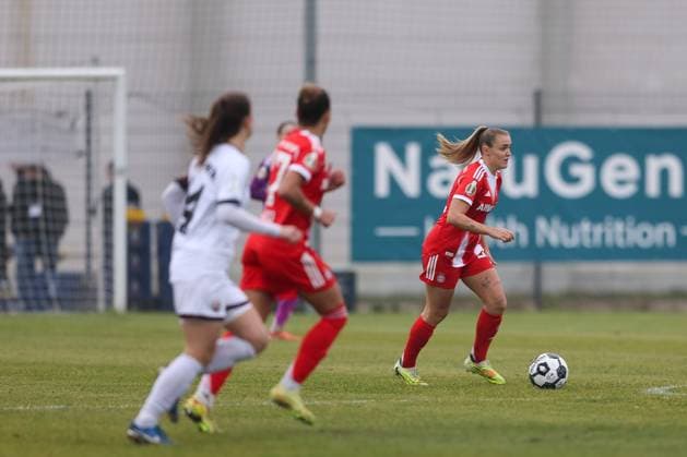 Georgia Stanway (FC Bayern Muenchen, 31), GER, FC Ingolstadt 04 vs. FC Bayern Muenchen, Fussball, DFB-Pokal Frauen, Achtelfinale, Saison 2025 2026, 16.11.2025, DFB REGULATIONS PROHIBIT ANY USE OF PHOTOGRAPHS AS IMAGE SEQUENCES AND OR QUASI-VIDEO, GER, FC Ingolstadt 04 vs. FC Bayern Muenchen, Fussball, DFB-Pokal Frauen, Achtelfinale, Saison 2025 2026, 16.11.2025 Ingolstadt Copyright: xEibner-Pressefoto JennixMaulx EP_JML