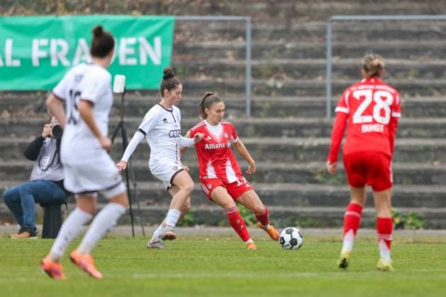 Katharina Naschenweng (FC Bayern Muenchen, 19) mit Emma Kusch (FC Ingolstadt 04, 09), GER, FC Ingolstadt 04 vs. FC Bayern Muenchen, Fussball, DFB-Pokal Frauen, Achtelfinale, Saison 2025 2026, 16.11.2025, DFB REGULATIONS PROHIBIT ANY USE OF PHOTOGRAPHS AS IMAGE SEQUENCES AND OR QUASI-VIDEO, GER, FC Ingolstadt 04 vs. FC Bayern Muenchen, Fussball, DFB-Pokal Frauen, Achtelfinale, Saison 2025 2026, 16.11.2025 Ingolstadt Copyright: xEibner-Pressefoto JennixMaulx EP_JML
