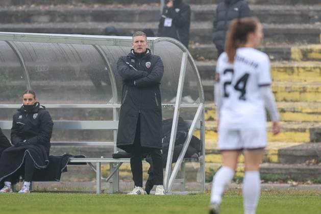Benjamin Stolte (FC Ingolstadt 04, Cheftrainer), GER, FC Ingolstadt 04 vs. FC Bayern Muenchen, Fussball, DFB-Pokal Frauen, Achtelfinale, Saison 2025 2026, 16.11.2025, DFB REGULATIONS PROHIBIT ANY USE OF PHOTOGRAPHS AS IMAGE SEQUENCES AND OR QUASI-VIDEO, GER, FC Ingolstadt 04 vs. FC Bayern Muenchen, Fussball, DFB-Pokal Frauen, Achtelfinale, Saison 2025 2026, 16.11.2025 Ingolstadt Copyright: xEibner-Pressefoto JennixMaulx EP_JML