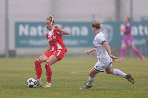 Giulia Gwinn (FC Bayern Muenchen, 07) mit Theresa Keitel (FC Ingolstadt 04, 07), GER, FC Ingolstadt 04 vs. FC Bayern Muenchen, Fussball, DFB-Pokal Frauen, Achtelfinale, Saison 2025 2026, 16.11.2025, DFB REGULATIONS PROHIBIT ANY USE OF PHOTOGRAPHS AS IMAGE SEQUENCES AND OR QUASI-VIDEO, GER, FC Ingolstadt 04 vs. FC Bayern Muenchen, Fussball, DFB-Pokal Frauen, Achtelfinale, Saison 2025 2026, 16.11.2025 Ingolstadt Copyright: xEibner-Pressefoto JennixMaulx EP_JML