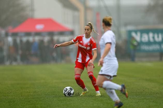 Giulia Gwinn (FC Bayern Muenchen, 07) mit Theresa Keitel (FC Ingolstadt 04, 07), GER, FC Ingolstadt 04 vs. FC Bayern Muenchen, Fussball, DFB-Pokal Frauen, Achtelfinale, Saison 2025 2026, 16.11.2025, DFB REGULATIONS PROHIBIT ANY USE OF PHOTOGRAPHS AS IMAGE SEQUENCES AND OR QUASI-VIDEO, GER, FC Ingolstadt 04 vs. FC Bayern Muenchen, Fussball, DFB-Pokal Frauen, Achtelfinale, Saison 2025 2026, 16.11.2025 Ingolstadt Copyright: xEibner-Pressefoto JennixMaulx EP_JML