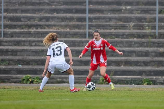 Barbara Dunst (FC Bayern Muenchen, 28) mit Leonie Haberaecker (FC Ingolstadt 04, 13), GER, FC Ingolstadt 04 vs. FC Bayern Muenchen, Fussball, DFB-Pokal Frauen, Achtelfinale, Saison 2025 2026, 16.11.2025, DFB REGULATIONS PROHIBIT ANY USE OF PHOTOGRAPHS AS IMAGE SEQUENCES AND OR QUASI-VIDEO, GER, FC Ingolstadt 04 vs. FC Bayern Muenchen, Fussball, DFB-Pokal Frauen, Achtelfinale, Saison 2025 2026, 16.11.2025 Ingolstadt Copyright: xEibner-Pressefoto JennixMaulx EP_JML
