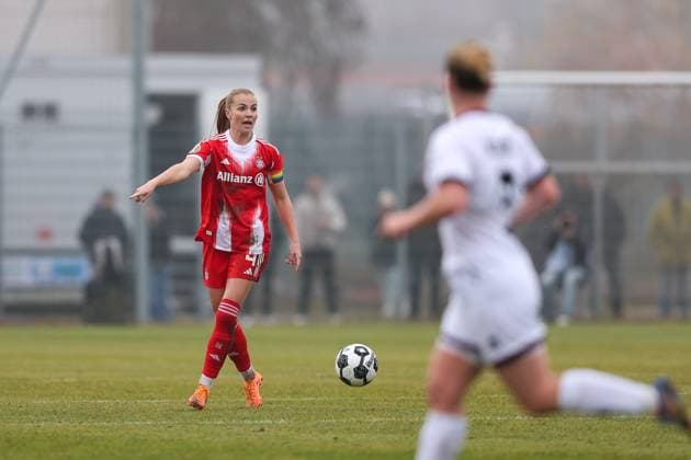 Glodis Perla Viggosdottir (FC Bayern Muenchen, 04), GER, FC Ingolstadt 04 vs. FC Bayern Muenchen, Fussball, DFB-Pokal Frauen, Achtelfinale, Saison 2025 2026, 16.11.2025, DFB REGULATIONS PROHIBIT ANY USE OF PHOTOGRAPHS AS IMAGE SEQUENCES AND OR QUASI-VIDEO, GER, FC Ingolstadt 04 vs. FC Bayern Muenchen, Fussball, DFB-Pokal Frauen, Achtelfinale, Saison 2025 2026, 16.11.2025 Ingolstadt Copyright: xEibner-Pressefoto JennixMaulx EP_JML