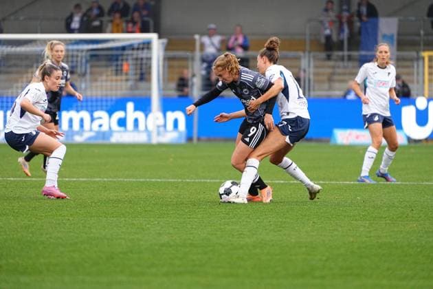 RECORD DATE NOT STATED Rebecka Blomqvist (28; Eintracht Frankfurt) im Zweikampf mit Lisann Kaut (4; TSG Hoffenheim Frauen), während Janna Grimm (26; TSG Hoffenheim Frauen) aufmerksam beobachtet DFB-Pokal der Frauen: TSG Hoffenheim gegen Eintracht Frankfurt, im Dietmar-Hopp Stadion in Hoffenheim. Intensiver Zweikampf um Ball