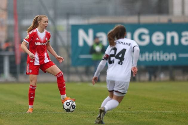 Glodis Perla Viggosdottir (FC Bayern Muenchen, 04) mit Stefanie Reischmann (FC Ingolstadt 04, 24), GER, FC Ingolstadt 04 vs. FC Bayern Muenchen, Fussball, DFB-Pokal Frauen, Achtelfinale, Saison 2025 2026, 16.11.2025, DFB REGULATIONS PROHIBIT ANY USE OF PHOTOGRAPHS AS IMAGE SEQUENCES AND OR QUASI-VIDEO, GER, FC Ingolstadt 04 vs. FC Bayern Muenchen, Fussball, DFB-Pokal Frauen, Achtelfinale, Saison 2025 2026, 16.11.2025 Ingolstadt Copyright: xEibner-Pressefoto JennixMaulx EP_JML