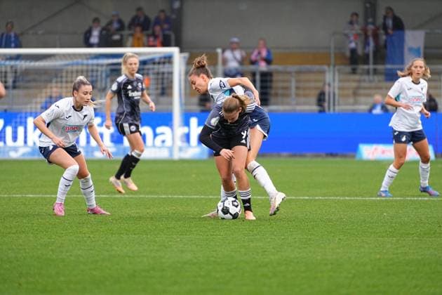 RECORD DATE NOT STATED {C} kämpft um den Ball gegen eine Gegenspielerin, während {D} und {B} aufmerksam verteidigen und {A} das Geschehen beobachtet DFB-Pokal der Frauen: TSG Hoffenheim gegen Eintracht Frankfurt, im Dietmar-Hopp Stadion in Hoffenheim. Spieler kämpfen um Ball