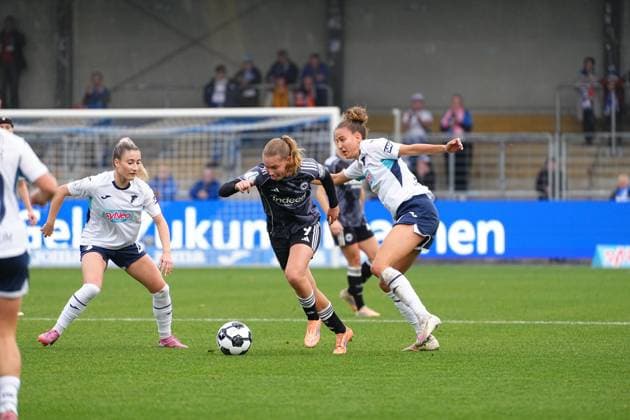 RECORD DATE NOT STATED Jarne Teulings (9; Eintracht Frankfurt) mit Ball, während Franziska Harsch (17; TSG Hoffenheim Frauen) und Janna Grimm (26; TSG Hoffenheim Frauen) verteidigen DFB-Pokal der Frauen: TSG Hoffenheim gegen Eintracht Frankfurt, im Dietmar-Hopp Stadion in Hoffenheim. Spieler kämpfen um Ball