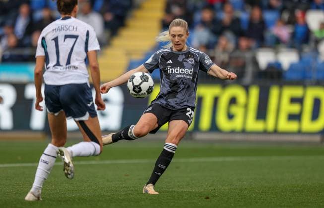 DEU, Wolfsburg, TSG Hoffenheim vs Eintracht Frankfurt, DFB-Pokal der Frauen, DFB, Saison 2526, Dietmar-Hopp-Stadion, Achtelfinale im Bild: Rebecka Blomqvist (Eintracht Frankfurt 28) erzielt das Tor zum 2:2 DFB DFL REGULATIONS PROHIBIT ANY USE OF PHOTOGRAPHS AS IMAGE SEQUENCES AND OR QUASI-VIDEO, 16.11.2025 Copyright: HMBxMedia HendrikxHamelau