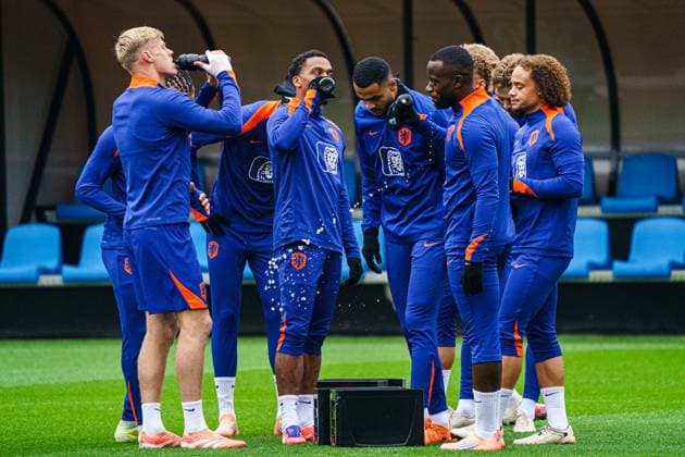 2025-11-16 Training session of the Netherlands national team, Nationalteam ZEIST, NETHERLANDS - NOVEMBER 16: players of Netherlands drinking water during the Training session of the Netherlands national team at KNVB Campus on November 16, 2025 in Zeist, Netherlands. Zeist KNVB Campus Netherlands Content not available for redistribution in The Netherlands directly or indirectly through any third parties. Copyright: xGabrielxCalvinoxAlonsox