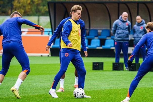 2025-11-16 Training session of the Netherlands national team, Nationalteam ZEIST, NETHERLANDS - NOVEMBER 16: Frenkie de Jong of Netherlands dribbles during the Training session of the Netherlands national team at KNVB Campus on November 16, 2025 in Zeist, Netherlands. Zeist KNVB Campus Netherlands Content not available for redistribution in The Netherlands directly or indirectly through any third parties. Copyright: xGabrielxCalvinoxAlonsox