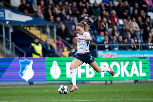 Jill Janssens (TSG Hoffenheim, 09) am Ball, GER, TSG 1899 Hoffenheim vs Eintracht Frankfurt, Fussball Frauen DFB Pokal, Achtelfinale, Saison 2025 2026, 16.11.2025 DFB regulations prohibit any use of photographs as image sequences and or quasi-video GER, TSG 1899 Hoffenheim vs Eintracht Frankfurt, Fussball Frauen DFB Pokal, Achtelfinale, Saison 2025 2026, 16.11.2025 Hoffenheim Copyright: xEibner-Pressefoto Memmlerx EP_MMR