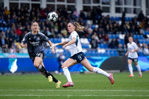 Jill Janssens (TSG Hoffenheim, 09) im Zweikampf mit Nadine Riesen (Eintracht Frankfurt, 22), GER, TSG 1899 Hoffenheim vs Eintracht Frankfurt, Fussball Frauen DFB Pokal, Achtelfinale, Saison 2025 2026, 16.11.2025 DFB regulations prohibit any use of photographs as image sequences and or quasi-video GER, TSG 1899 Hoffenheim vs Eintracht Frankfurt, Fussball Frauen DFB Pokal, Achtelfinale, Saison 2025 2026, 16.11.2025 Hoffenheim Copyright: xEibner-Pressefoto Memmlerx EP_MMR