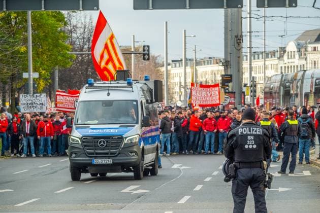 Große Fußballfandemo in Leipzig: Über 10.000 Fans setzen ein Zeichen Leipzig hat am Wochenende eine der größten Fußballfandemos der vergangenen Jahre erlebt. Mehr als 10.000 Anhänger aus nahezu allen großen Vereinen zogen geschlossen über den Innenstadtring, um auf die wachsende Unzufriedenheit mit sicherheitspolitischen Entscheidungen aufmerksam zu machen. Die Demonstration war lange angekündigt und mobilisierte bundesweit Ultras, Fanclubs, Familien und Gelegenheitsbesucher, die sich gemeinsam für eine vielfältige und selbstbestimmte Fankultur einsetzen wollten. Die Stadt war über Stunden von einem bunten, lautstarken und bisher friedlichen Zug geprägt. Ein umfangreiches Polizeiaufgebot begleitete die Route mit Einheiten aus mehreren Bundesländern. Viele Fans kritisierten dennoch den massiven Einsatz, den sie als Ausdruck eines generellen Misstrauens gegenüber der Szene wahrnehmen. Im Mittelpunkt der Kritik stand die aktuelle Linie der Innenministerkonferenz. Fans befürchten eine zunehmende Gleichsetzung von Fankultur und Sicherheitsrisiken, ausgelöst durch strengere Überwachungsmaßnahmen, erweiterte Datensammlungen und die Diskussion um personalisierte Tickets. Aus ihrer Sicht verfestigt sich dadurch ein Klima, in dem regelmäßige Stadionbesucher unter Generalverdacht geraten und Freiräume schrittweise eingeschränkt werden. Die Demonstration zeigte eine seltene Geschlossenheit innerhalb der Fanszene. Rivalitäten spielten an diesem Tag kaum eine Rolle; stattdessen standen gemeinsame Anliegen im Vordergrund. Viele Teilnehmer fordern einen politischen Umgang, der auf Dialog basiert, klare und nachvollziehbare Regeln schafft und die Bedeutung der Fankultur als gesellschaftliches Element anerkennt. Am späten Nachmittag ging die Demonstration geordnet und weiterhin friedlich zu Ende. Fandemo Leipzig