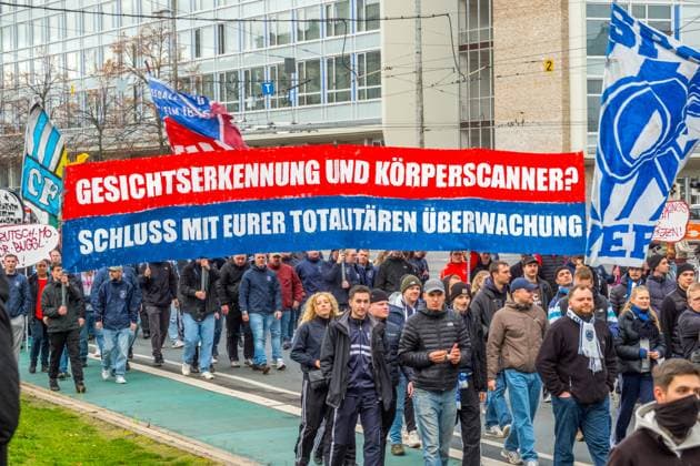 Große Fußballfandemo in Leipzig: Über 10.000 Fans setzen ein Zeichen Leipzig hat am Wochenende eine der größten Fußballfandemos der vergangenen Jahre erlebt. Mehr als 10.000 Anhänger aus nahezu allen großen Vereinen zogen geschlossen über den Innenstadtring, um auf die wachsende Unzufriedenheit mit sicherheitspolitischen Entscheidungen aufmerksam zu machen. Die Demonstration war lange angekündigt und mobilisierte bundesweit Ultras, Fanclubs, Familien und Gelegenheitsbesucher, die sich gemeinsam für eine vielfältige und selbstbestimmte Fankultur einsetzen wollten. Die Stadt war über Stunden von einem bunten, lautstarken und bisher friedlichen Zug geprägt. Ein umfangreiches Polizeiaufgebot begleitete die Route mit Einheiten aus mehreren Bundesländern. Viele Fans kritisierten dennoch den massiven Einsatz, den sie als Ausdruck eines generellen Misstrauens gegenüber der Szene wahrnehmen. Im Mittelpunkt der Kritik stand die aktuelle Linie der Innenministerkonferenz. Fans befürchten eine zunehmende Gleichsetzung von Fankultur und Sicherheitsrisiken, ausgelöst durch strengere Überwachungsmaßnahmen, erweiterte Datensammlungen und die Diskussion um personalisierte Tickets. Aus ihrer Sicht verfestigt sich dadurch ein Klima, in dem regelmäßige Stadionbesucher unter Generalverdacht geraten und Freiräume schrittweise eingeschränkt werden. Die Demonstration zeigte eine seltene Geschlossenheit innerhalb der Fanszene. Rivalitäten spielten an diesem Tag kaum eine Rolle; stattdessen standen gemeinsame Anliegen im Vordergrund. Viele Teilnehmer fordern einen politischen Umgang, der auf Dialog basiert, klare und nachvollziehbare Regeln schafft und die Bedeutung der Fankultur als gesellschaftliches Element anerkennt. Am späten Nachmittag ging die Demonstration geordnet und weiterhin friedlich zu Ende. Fandemo Leipzig