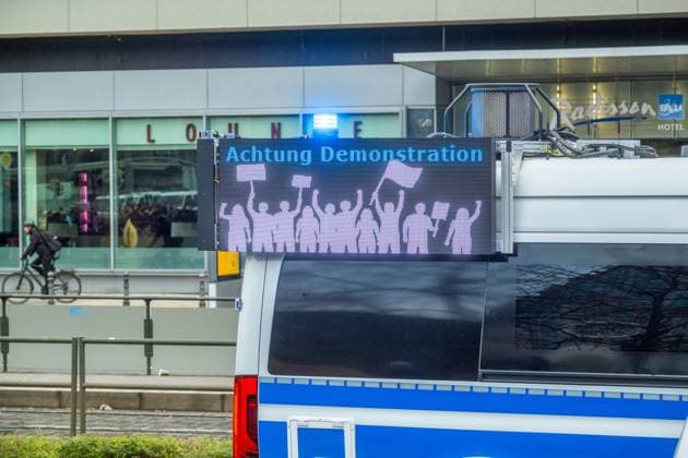 Große Fußballfandemo in Leipzig: Über 10.000 Fans setzen ein Zeichen Leipzig hat am Wochenende eine der größten Fußballfandemos der vergangenen Jahre erlebt. Mehr als 10.000 Anhänger aus nahezu allen großen Vereinen zogen geschlossen über den Innenstadtring, um auf die wachsende Unzufriedenheit mit sicherheitspolitischen Entscheidungen aufmerksam zu machen. Die Demonstration war lange angekündigt und mobilisierte bundesweit Ultras, Fanclubs, Familien und Gelegenheitsbesucher, die sich gemeinsam für eine vielfältige und selbstbestimmte Fankultur einsetzen wollten. Die Stadt war über Stunden von einem bunten, lautstarken und bisher friedlichen Zug geprägt. Ein umfangreiches Polizeiaufgebot begleitete die Route mit Einheiten aus mehreren Bundesländern. Viele Fans kritisierten dennoch den massiven Einsatz, den sie als Ausdruck eines generellen Misstrauens gegenüber der Szene wahrnehmen. Im Mittelpunkt der Kritik stand die aktuelle Linie der Innenministerkonferenz. Fans befürchten eine zunehmende Gleichsetzung von Fankultur und Sicherheitsrisiken, ausgelöst durch strengere Überwachungsmaßnahmen, erweiterte Datensammlungen und die Diskussion um personalisierte Tickets. Aus ihrer Sicht verfestigt sich dadurch ein Klima, in dem regelmäßige Stadionbesucher unter Generalverdacht geraten und Freiräume schrittweise eingeschränkt werden. Die Demonstration zeigte eine seltene Geschlossenheit innerhalb der Fanszene. Rivalitäten spielten an diesem Tag kaum eine Rolle; stattdessen standen gemeinsame Anliegen im Vordergrund. Viele Teilnehmer fordern einen politischen Umgang, der auf Dialog basiert, klare und nachvollziehbare Regeln schafft und die Bedeutung der Fankultur als gesellschaftliches Element anerkennt. Am späten Nachmittag ging die Demonstration geordnet und weiterhin friedlich zu Ende. Fandemo Leipzig