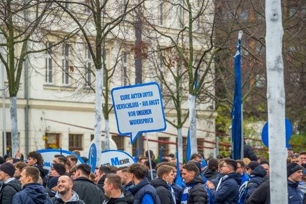 Große Fußballfandemo in Leipzig: Über 10.000 Fans setzen ein Zeichen Leipzig hat am Wochenende eine der größten Fußballfandemos der vergangenen Jahre erlebt. Mehr als 10.000 Anhänger aus nahezu allen großen Vereinen zogen geschlossen über den Innenstadtring, um auf die wachsende Unzufriedenheit mit sicherheitspolitischen Entscheidungen aufmerksam zu machen. Die Demonstration war lange angekündigt und mobilisierte bundesweit Ultras, Fanclubs, Familien und Gelegenheitsbesucher, die sich gemeinsam für eine vielfältige und selbstbestimmte Fankultur einsetzen wollten. Die Stadt war über Stunden von einem bunten, lautstarken und bisher friedlichen Zug geprägt. Ein umfangreiches Polizeiaufgebot begleitete die Route mit Einheiten aus mehreren Bundesländern. Viele Fans kritisierten dennoch den massiven Einsatz, den sie als Ausdruck eines generellen Misstrauens gegenüber der Szene wahrnehmen. Im Mittelpunkt der Kritik stand die aktuelle Linie der Innenministerkonferenz. Fans befürchten eine zunehmende Gleichsetzung von Fankultur und Sicherheitsrisiken, ausgelöst durch strengere Überwachungsmaßnahmen, erweiterte Datensammlungen und die Diskussion um personalisierte Tickets. Aus ihrer Sicht verfestigt sich dadurch ein Klima, in dem regelmäßige Stadionbesucher unter Generalverdacht geraten und Freiräume schrittweise eingeschränkt werden. Die Demonstration zeigte eine seltene Geschlossenheit innerhalb der Fanszene. Rivalitäten spielten an diesem Tag kaum eine Rolle; stattdessen standen gemeinsame Anliegen im Vordergrund. Viele Teilnehmer fordern einen politischen Umgang, der auf Dialog basiert, klare und nachvollziehbare Regeln schafft und die Bedeutung der Fankultur als gesellschaftliches Element anerkennt. Am späten Nachmittag ging die Demonstration geordnet und weiterhin friedlich zu Ende. Fandemo Leipzig