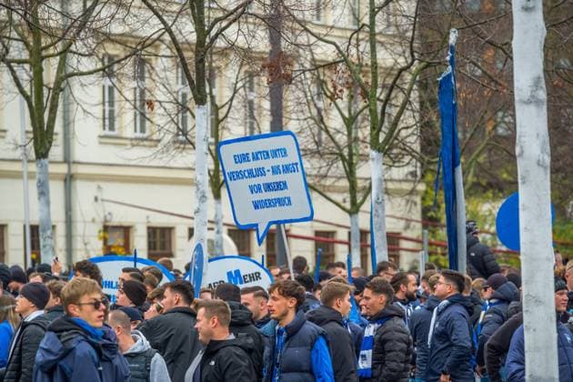 Große Fußballfandemo in Leipzig: Über 10.000 Fans setzen ein Zeichen Leipzig hat am Wochenende eine der größten Fußballfandemos der vergangenen Jahre erlebt. Mehr als 10.000 Anhänger aus nahezu allen großen Vereinen zogen geschlossen über den Innenstadtring, um auf die wachsende Unzufriedenheit mit sicherheitspolitischen Entscheidungen aufmerksam zu machen. Die Demonstration war lange angekündigt und mobilisierte bundesweit Ultras, Fanclubs, Familien und Gelegenheitsbesucher, die sich gemeinsam für eine vielfältige und selbstbestimmte Fankultur einsetzen wollten. Die Stadt war über Stunden von einem bunten, lautstarken und bisher friedlichen Zug geprägt. Ein umfangreiches Polizeiaufgebot begleitete die Route mit Einheiten aus mehreren Bundesländern. Viele Fans kritisierten dennoch den massiven Einsatz, den sie als Ausdruck eines generellen Misstrauens gegenüber der Szene wahrnehmen. Im Mittelpunkt der Kritik stand die aktuelle Linie der Innenministerkonferenz. Fans befürchten eine zunehmende Gleichsetzung von Fankultur und Sicherheitsrisiken, ausgelöst durch strengere Überwachungsmaßnahmen, erweiterte Datensammlungen und die Diskussion um personalisierte Tickets. Aus ihrer Sicht verfestigt sich dadurch ein Klima, in dem regelmäßige Stadionbesucher unter Generalverdacht geraten und Freiräume schrittweise eingeschränkt werden. Die Demonstration zeigte eine seltene Geschlossenheit innerhalb der Fanszene. Rivalitäten spielten an diesem Tag kaum eine Rolle; stattdessen standen gemeinsame Anliegen im Vordergrund. Viele Teilnehmer fordern einen politischen Umgang, der auf Dialog basiert, klare und nachvollziehbare Regeln schafft und die Bedeutung der Fankultur als gesellschaftliches Element anerkennt. Am späten Nachmittag ging die Demonstration geordnet und weiterhin friedlich zu Ende. Fandemo Leipzig