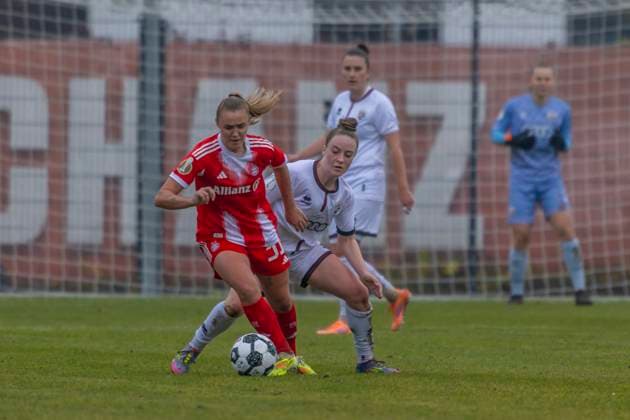 Ingolstadt, Deutschland 16. November 2025: DFB Pokal Frauen - 1 8 Finale - 2025 2026 - FC Ingolstadt 04 vs. FC Bayern München Im Bild: v. li. im Zweikampf Lea Schüller Schueller (FCB) und Lea Wolski (FCI) ESV Stadion Bayern Copyright: xFotostandx xSchäferx
