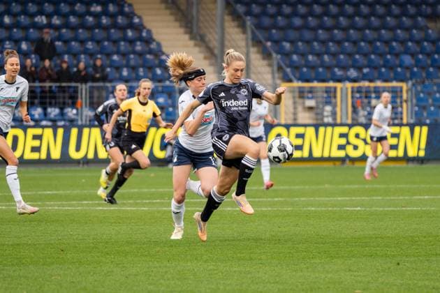 Spielszene, Zweikampf, Dribbling, v.l. Wielle Douma (TSG 1899 Hoffenheim, 13), Rebecka Blomqvist (Eintracht Frankfurt, 28), GER, TSG 1899 Hoffenheim vs. Eintracht Frankfurt, Fussball, DFB-Pokal der Frauen, Achtelfinale, Saison 2025 2026, 16.11.2025, DFB REGULATIONS PROHIBIT ANY USE OF PHOTOGRAPHS AS IMAGE SEQUENCES AND OR QUASI-VIDEO, GER, TSG 1899 Hoffenheim vs. Eintracht Frankfurt, Fussball, DFB-Pokal der Frauen, Achtelfinale, Saison 2025 2026, 16.11.2025 Sinsheim-Hoffenheim Copyright: xEibner-Pressefoto Jan-NiclasxGrox EP_JGG