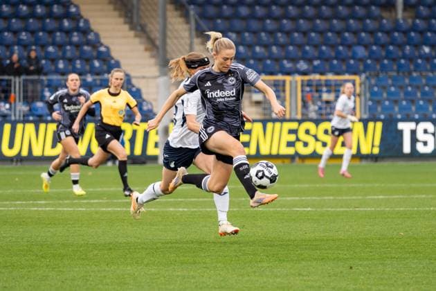 Spielszene, Zweikampf, Dribbling, v.l. Wielle Douma (TSG 1899 Hoffenheim, 13), Rebecka Blomqvist (Eintracht Frankfurt, 28), GER, TSG 1899 Hoffenheim vs. Eintracht Frankfurt, Fussball, DFB-Pokal der Frauen, Achtelfinale, Saison 2025 2026, 16.11.2025, DFB REGULATIONS PROHIBIT ANY USE OF PHOTOGRAPHS AS IMAGE SEQUENCES AND OR QUASI-VIDEO, GER, TSG 1899 Hoffenheim vs. Eintracht Frankfurt, Fussball, DFB-Pokal der Frauen, Achtelfinale, Saison 2025 2026, 16.11.2025 Sinsheim-Hoffenheim Copyright: xEibner-Pressefoto Jan-NiclasxGrox EP_JGG