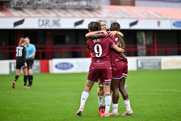 Katrina Gorry (22 West Ham Captain) celebrates with her teammates the third goal during the Barclays Women s Super League match between West Ham United and Everton at Chigwell Construction Stadium on November 16, 2025 in Dagenham, England. Copyright: xYaroslavxDunkax xSPPx Sportspressphoto_SPR62475