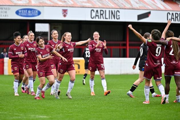 West Ham team celebrates the third goal during the Barclays Women s Super League match between West Ham United and Everton at Chigwell Construction Stadium on November 16, 2025 in Dagenham, England. Copyright: xYaroslavxDunkax xSPPx Sportspressphoto_SPR62480