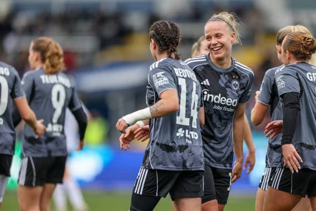 DEU, Wolfsburg, TSG Hoffenheim vs Eintracht Frankfurt, DFB-Pokal der Frauen, DFB, Saison 2526, Dietmar-Hopp-Stadion, Achtelfinale im Bild: GÃ raldine Reuteler (Eintracht Frankfurt 14) erzielt das Tor zum 3:2, Jubel und Freude mit Pia-Sophie Wolter (Eintracht Frankfurt 17) DFB DFL REGULATIONS PROHIBIT ANY USE OF PHOTOGRAPHS AS IMAGE SEQUENCES AND OR QUASI-VIDEO, 16.11.2025 Copyright: HMBxMedia HendrikxHamelau