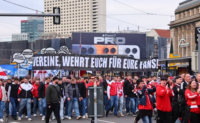 Fandemo in Leipzig Leipzig, 16.11.2025, Innenstadt, FUSSBALL FANDEMO , Der Fußball ist sicher! Ja zur Fankultur! Fan- und Ultraszenen aus ganz Deutschland demonstrieren gemeinsam für ihre Interessen. ,